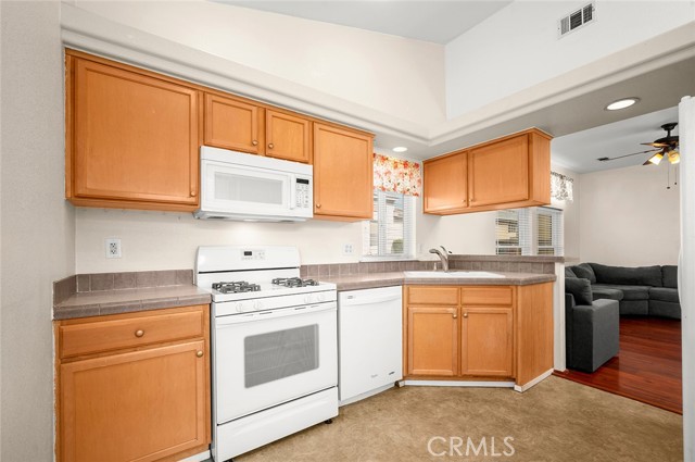 Detail Gallery Image 10 of 40 For 9921 Flora Vista #5,  Bellflower,  CA 90706 - 4 Beds | 2 Baths