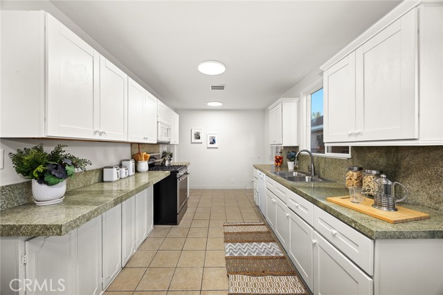 Detail Gallery Image 16 of 49 For 5052 Newcastle, Encino,  CA 91316 - 3 Beds | 2 Baths