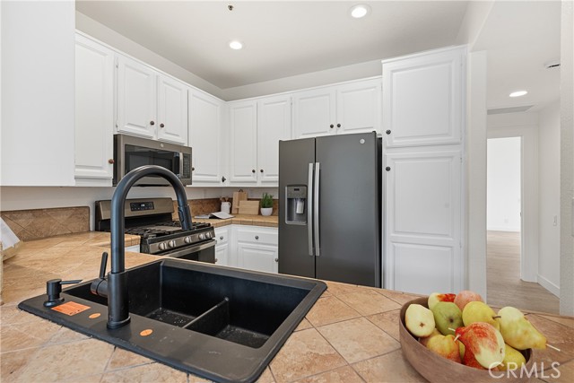 1 Overture Lane, Aliso Viejo CA: https://media.crmls.org/medias/a2345e1a-d2ad-4059-bf2c-17efab924f77.jpg