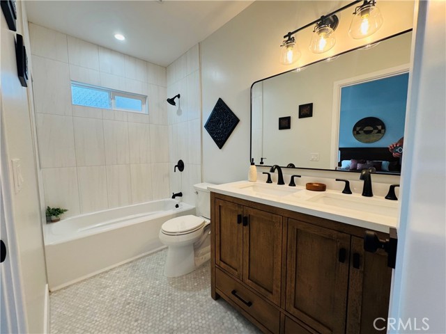 Detail Gallery Image 8 of 9 For 723 Chestnut Ave, Los Angeles,  CA 90042 - 6 Beds | 4 Baths