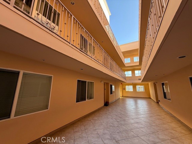 Detail Gallery Image 6 of 13 For 13525 Vanowen St #102,  Van Nuys,  CA 91405 - 3 Beds | 2 Baths