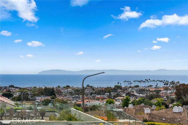 935 Tiller Way, Corona del Mar CA: https://media.crmls.org/medias/a23a7745-aff2-450e-9d9c-11712f8aa614.jpg