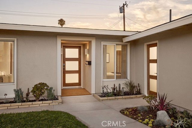 Detail Gallery Image 2 of 40 For 2957 Royal Palm Dr, Costa Mesa,  CA 92626 - 3 Beds | 2 Baths