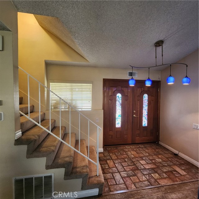 Detail Gallery Image 3 of 16 For 5573 Pueblo Court, Commerce,  CA 90040 - 3 Beds | 2/1 Baths