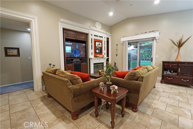 328 Manzanita Court, Ontario CA: https://media.crmls.org/medias/a23e97f4-42de-44ed-879c-8473844a2422.jpg