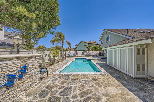 Detail Gallery Image 8 of 48 For 4048 Mistral Dr, Huntington Beach,  CA 92649 - 4 Beds | 2/1 Baths