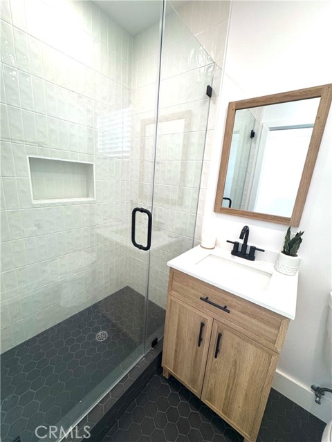 Detail Gallery Image 24 of 27 For 4800 Brewster Dr, Tarzana,  CA 91356 - 4 Beds | 4 Baths