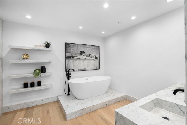 6250 Hollywood Boulevard, Los Angeles CA: https://media.crmls.org/medias/a244d214-1982-4209-8aff-e750781f887f.jpg