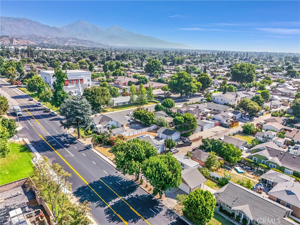 https://media.crmls.org/medias/a2454ca6-899b-498e-bcb2-1f94abb0bc10.jpg?preset=X-Large