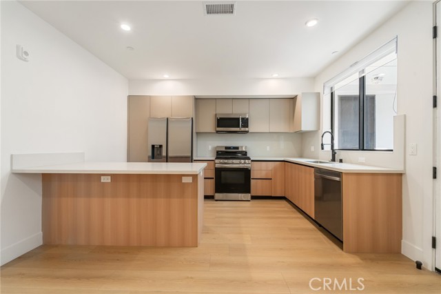 7510 Sepulveda Boulevard, Van Nuys CA: https://media.crmls.org/medias/a24830b7-9f14-4f2c-9172-4625b54fc798.jpg