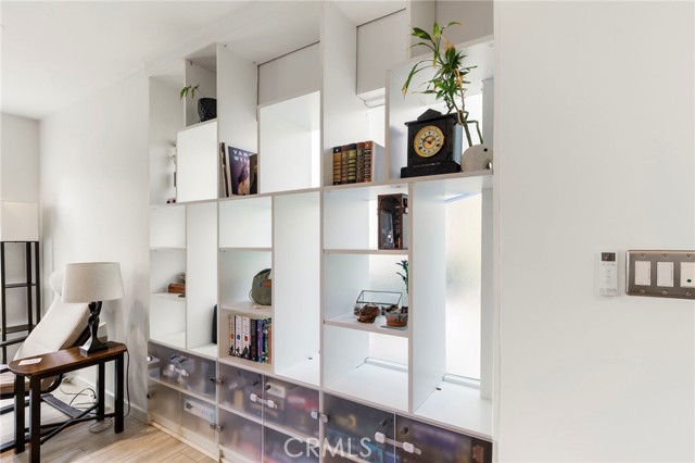 Detail Gallery Image 4 of 23 For 11744 Moorpark, Studio City,  CA 91604 - 2 Beds | 2/1 Baths