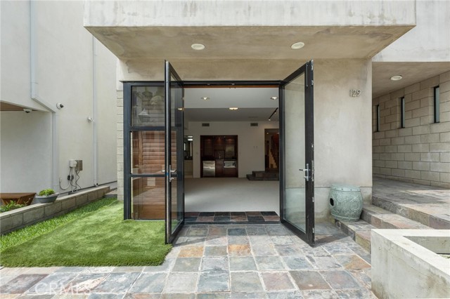 129 20th Street, Manhattan Beach CA: https://media.crmls.org/medias/a24a6a89-e177-462e-bd8f-5a55bc05e7fb.jpg
