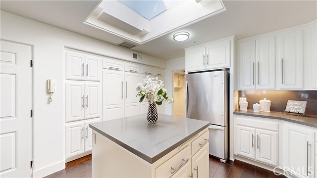 4257 E Ocean Boulevard, Long Beach CA: https://media.crmls.org/medias/a24c4295-2d26-444f-890c-f199e50c226a.jpg