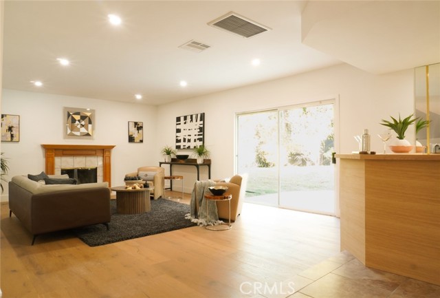 23242 Burbank Boulevard, Woodland Hills CA: https://media.crmls.org/medias/a24f2084-bcc4-4deb-ba3e-661d2edaa30c.jpg