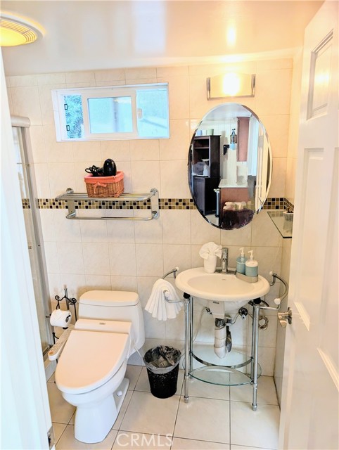 Bathroom (Back)