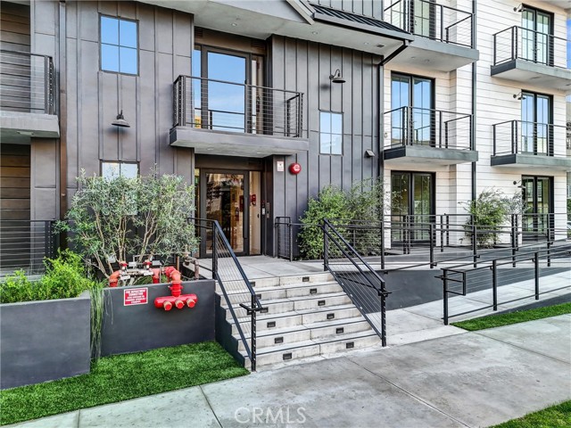 Detail Gallery Image 5 of 49 For 10352 Riverside Dr 203a,  Toluca Lake,  CA 91602 - 3 Beds | 3 Baths