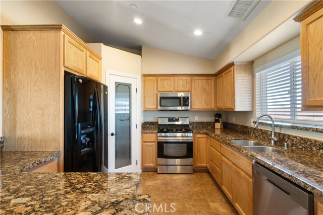 Detail Gallery Image 6 of 33 For 18798 Mojave, Hesperia,  CA 92345 - 3 Beds | 2 Baths