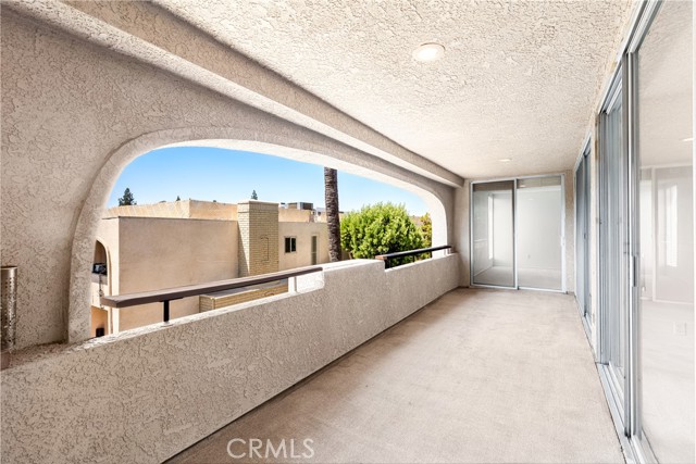 5330 Lindley Avenue, Encino CA: https://media.crmls.org/medias/a2566d93-33bf-4ad3-bce8-3fd20b169afb.jpg