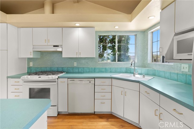 Detail Gallery Image 10 of 33 For 18361 Delaware St, Huntington Beach,  CA 92648 - 4 Beds | 2 Baths