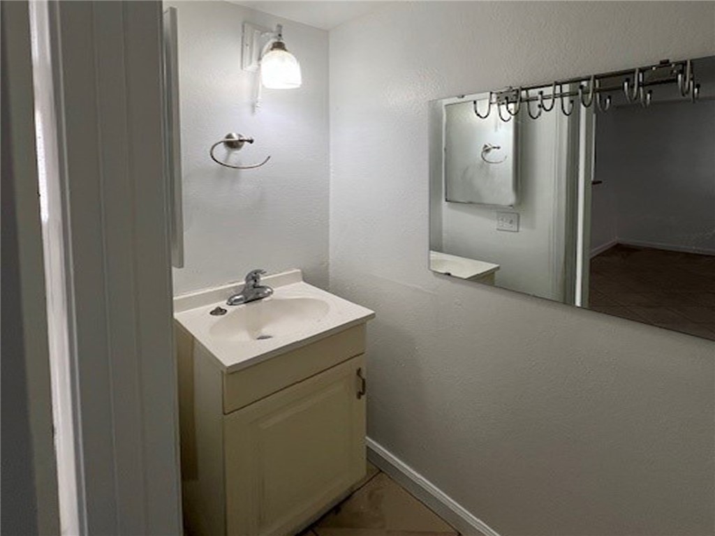 Detail Gallery Image 8 of 14 For 9019 Cedros Ave #1,  Panorama City,  CA 91402 - 2 Beds | 1/1 Baths