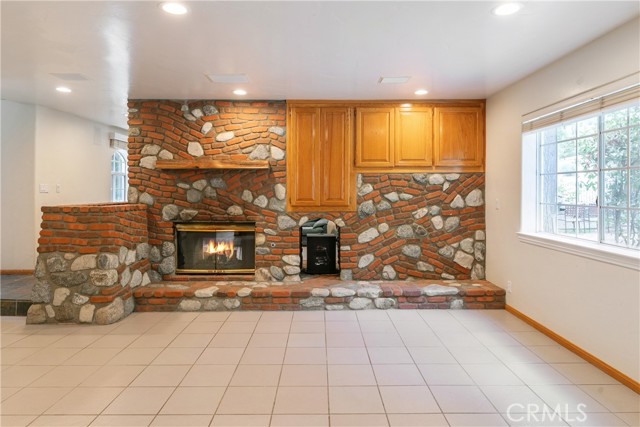 Detail Gallery Image 4 of 40 For 27442 Meadow Bay Dr, Lake Arrowhead,  CA 92352 - 4 Beds | 3/1 Baths