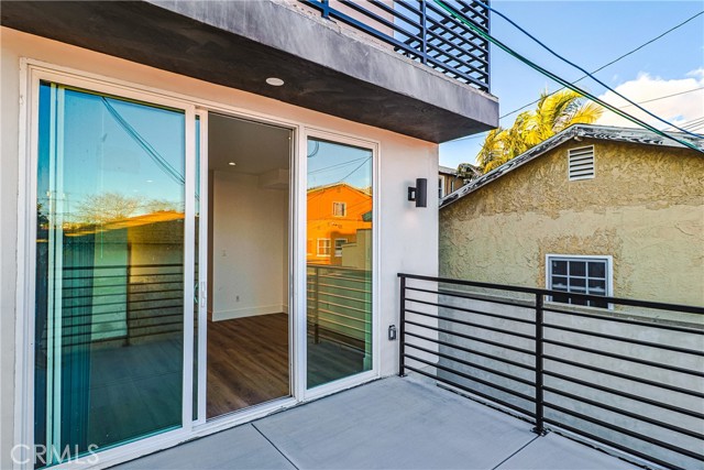 Detail Gallery Image 11 of 22 For 1704 S Redondo Bld, Los Angeles,  CA 90019 - 4 Beds | 4 Baths