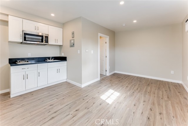 Detail Gallery Image 4 of 14 For 12008 Roscoe Blvd, North Hollywood,  CA 91605 - 0 Beds | 1 Baths