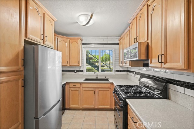 Detail Gallery Image 6 of 15 For 10636 Woodley Ave #1,  Granada Hills,  CA 91344 - 3 Beds | 2 Baths