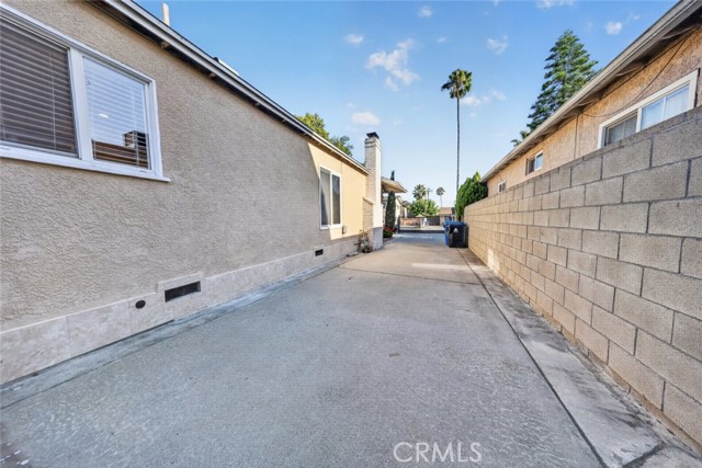 11407 Delano photo 33