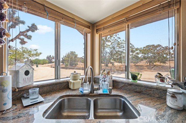 Detail Gallery Image 10 of 27 For 56810 Chipmunk Trl, Yucca Valley,  CA 92284 - 3 Beds | 2 Baths