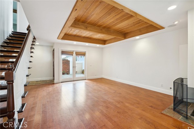 Detail Gallery Image 8 of 19 For 215 Walnut St, Newport Beach,  CA 92663 - 4 Beds | 2 Baths