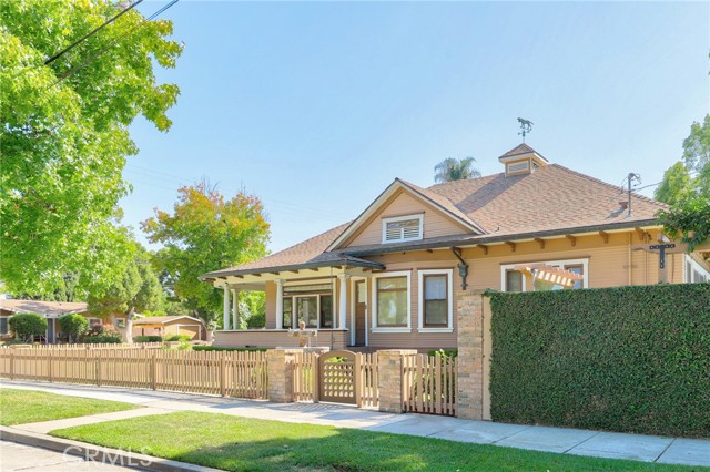 Detail Gallery Image 4 of 75 For 704 E Maple, Orange,  CA 92866 - 4 Beds | 3/1 Baths