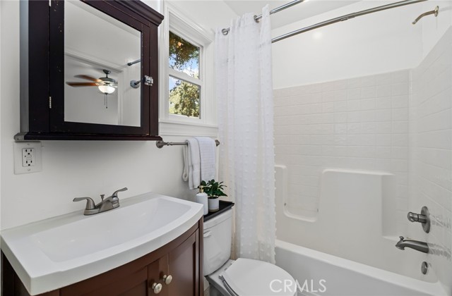 438 W 6th Avenue, Chico CA: https://media.crmls.org/medias/a265a30d-bf5c-4251-a401-a34a763a0926.jpg