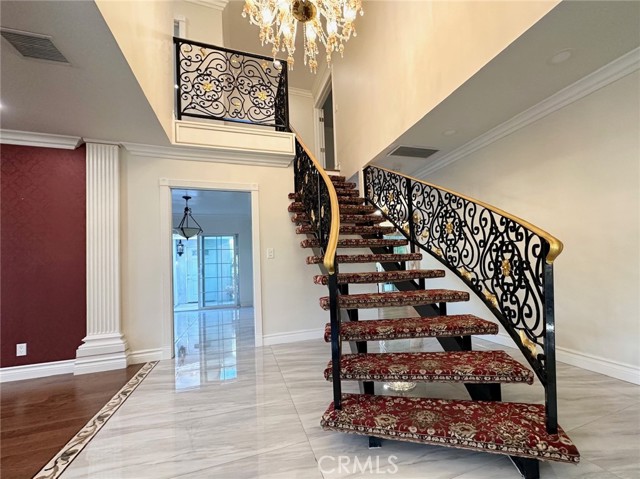 Detail Gallery Image 4 of 18 For 13330 Killion St, Sherman Oaks,  CA 91401 - 4 Beds | 3 Baths