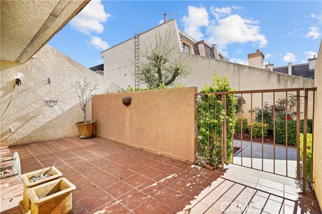 Detail Gallery Image 3 of 28 For 18409 Collins Street #D,  Tarzana,  CA 91356 - 2 Beds | 2/1 Baths