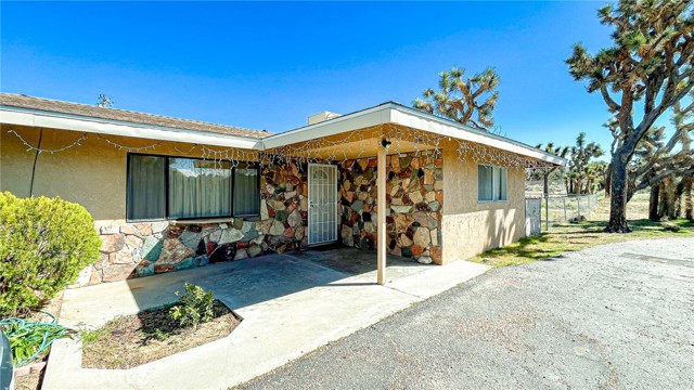 Detail Gallery Image 1 of 31 For 7411 Joshua Ln, Yucca Valley,  CA 92284 - 6 Beds | 2 Baths