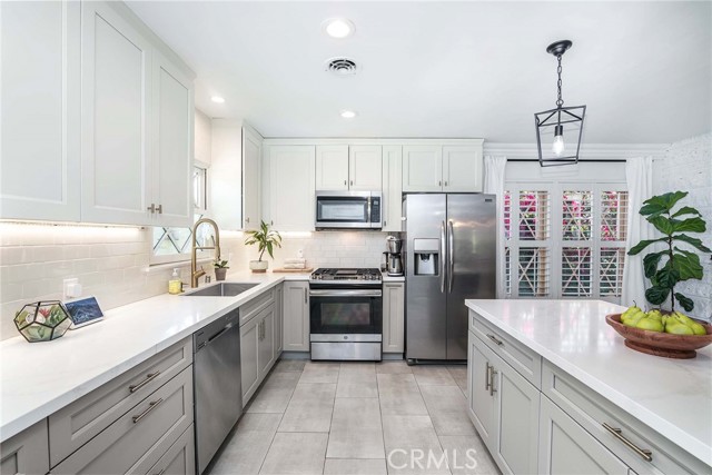 Kitchen meant for a chef!! what a sleek place to make a feast!