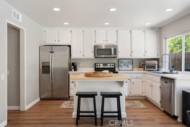 Detail Gallery Image 17 of 34 For 1925 Meadow Brook Ct, Thousand Oaks,  CA 91362 - 4 Beds | 2/1 Baths