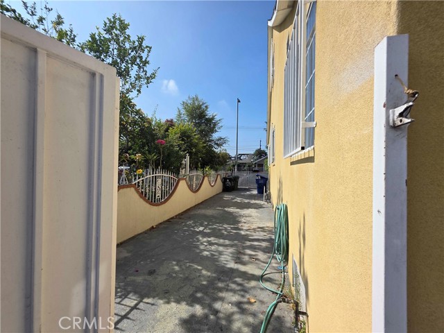 123 E Gage Avenue, Los Angeles CA: https://media.crmls.org/medias/a26e37c1-954f-4915-a67e-b2401a776c2b.jpg