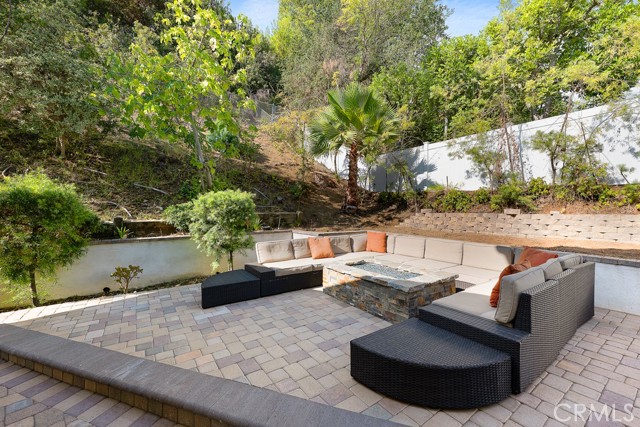 17232 Quesan Place, Encino CA: https://media.crmls.org/medias/a2749fc2-2f82-40a0-865a-9e9adee110c7.jpg