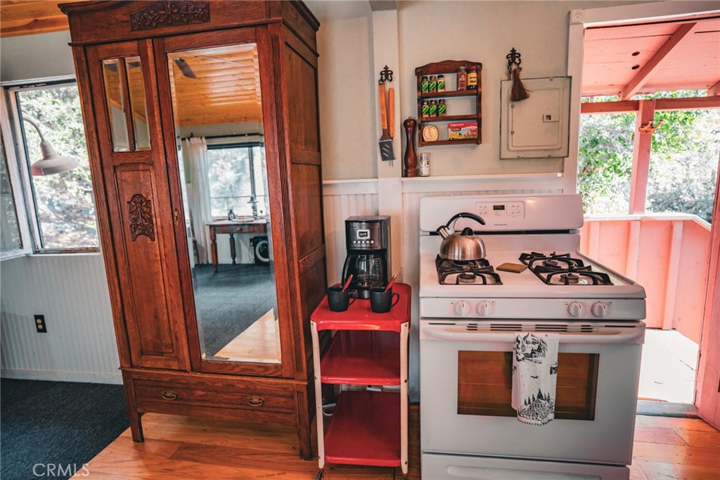 https://media.crmls.org/medias/a277a527-a862-4842-bc2a-9939875a7de6.jpg?preset=X-Large