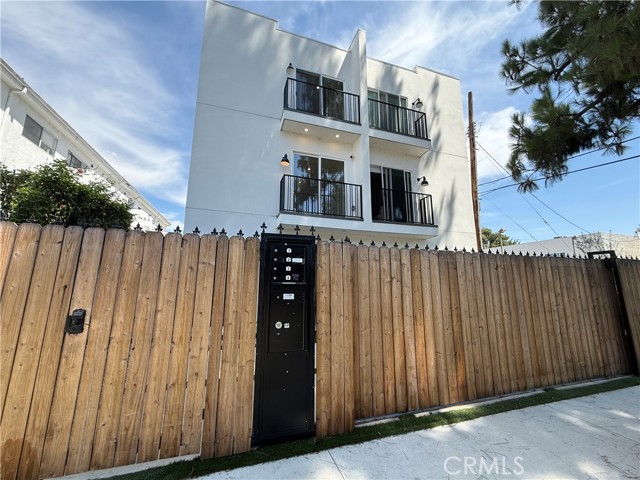 Detail Gallery Image 2 of 16 For 21721 Hart St, Canoga Park,  CA 91303 - 3 Beds | 2 Baths
