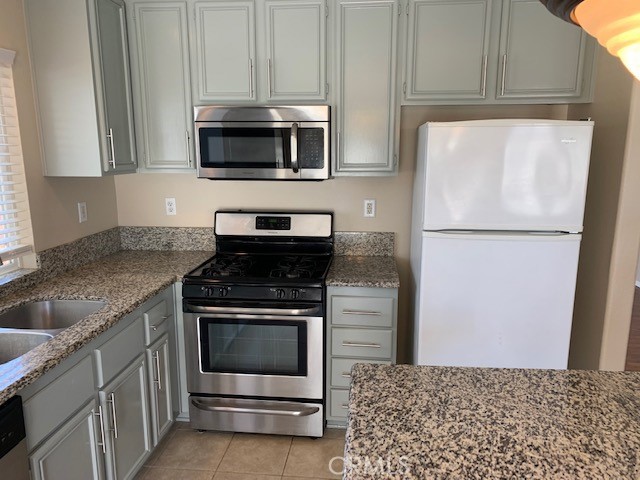 Detail Gallery Image 11 of 33 For 4450 Rainbow View Way, Hemet,  CA 92545 - 4 Beds | 2 Baths