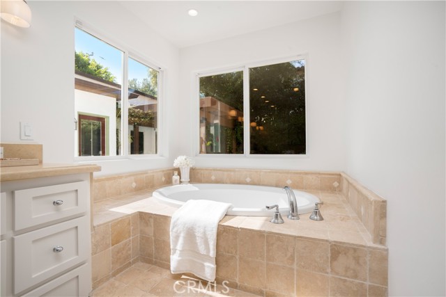 1247 Journeys End Drive, La Canada Flintridge CA: https://media.crmls.org/medias/a27a583e-4940-4e37-b290-ca07f7652861.jpg