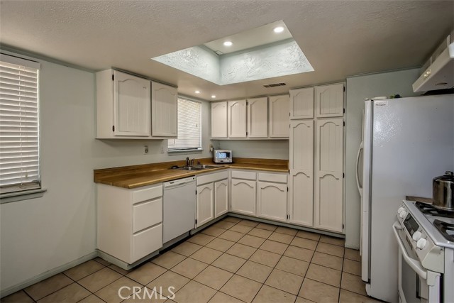 Detail Gallery Image 5 of 55 For 14880 Laguna Seca Dr, Apple Valley,  CA 92307 - 3 Beds | 2 Baths