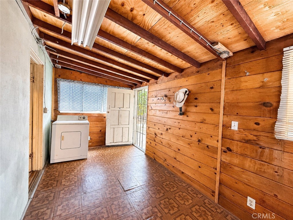 https://media.crmls.org/medias/a2839fe7-add5-4413-b015-e868a627de22.jpg?preset=X-Large