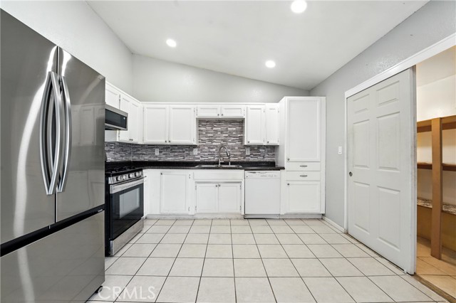 Detail Gallery Image 7 of 26 For 13036 Petaluma Rd, Victorville,  CA 92392 - 3 Beds | 2 Baths