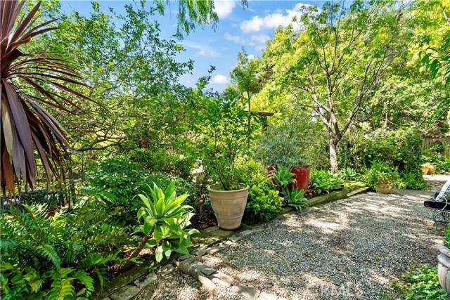 302 W Carter Avenue, Sierra Madre CA: https://media.crmls.org/medias/a285cb74-ece0-4af3-bd9f-a2462f01199b.jpg