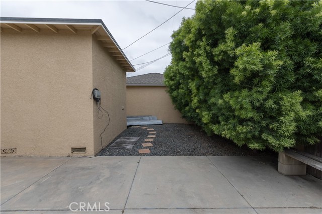 5939 Greentop Street, Lakewood CA: https://media.crmls.org/medias/a2861225-c3ce-42cb-8474-730883ffb3cd.jpg
