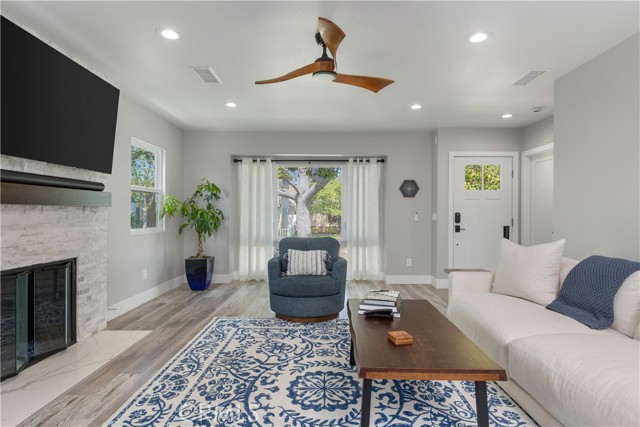 Detail Gallery Image 3 of 41 For 286 Glendora Ave, Long Beach,  CA 90803 - 3 Beds | 3 Baths